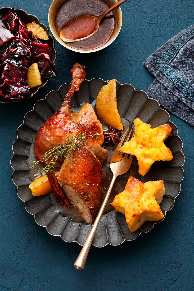 Entenbraten mit Orangen, Stern-Kartoffelplätzchen und Rotkohl