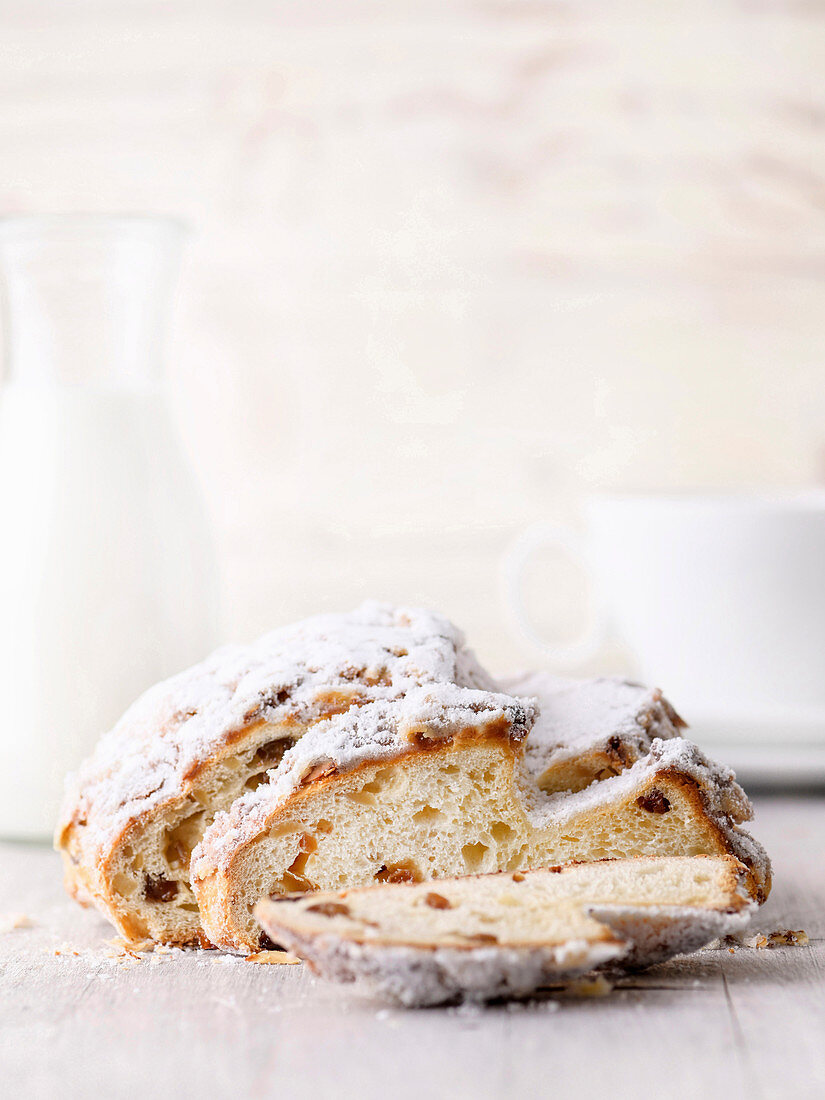 Osterbrot mit Rosinen und Puderzucker, angeschnitten