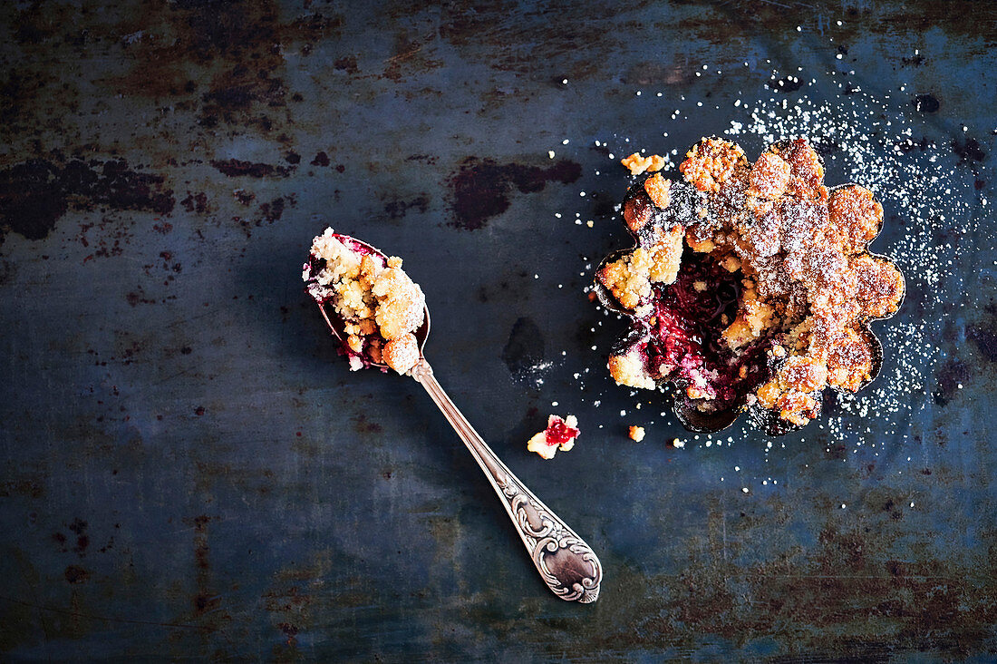 Berry crumble with powdered sugar