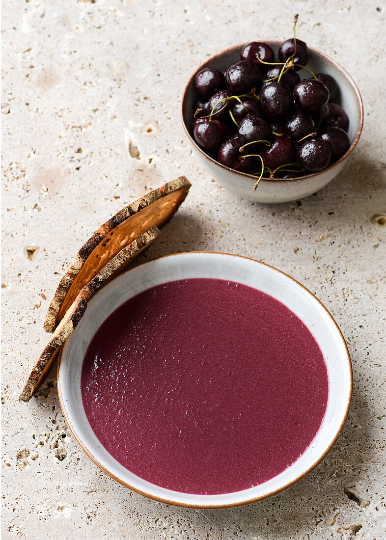 Sauerkirschsuppe mit Röstbrotscheiben