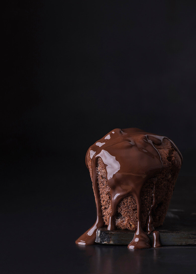 Schokoladenmuffin, mit flüssiger Schokolade übergossen