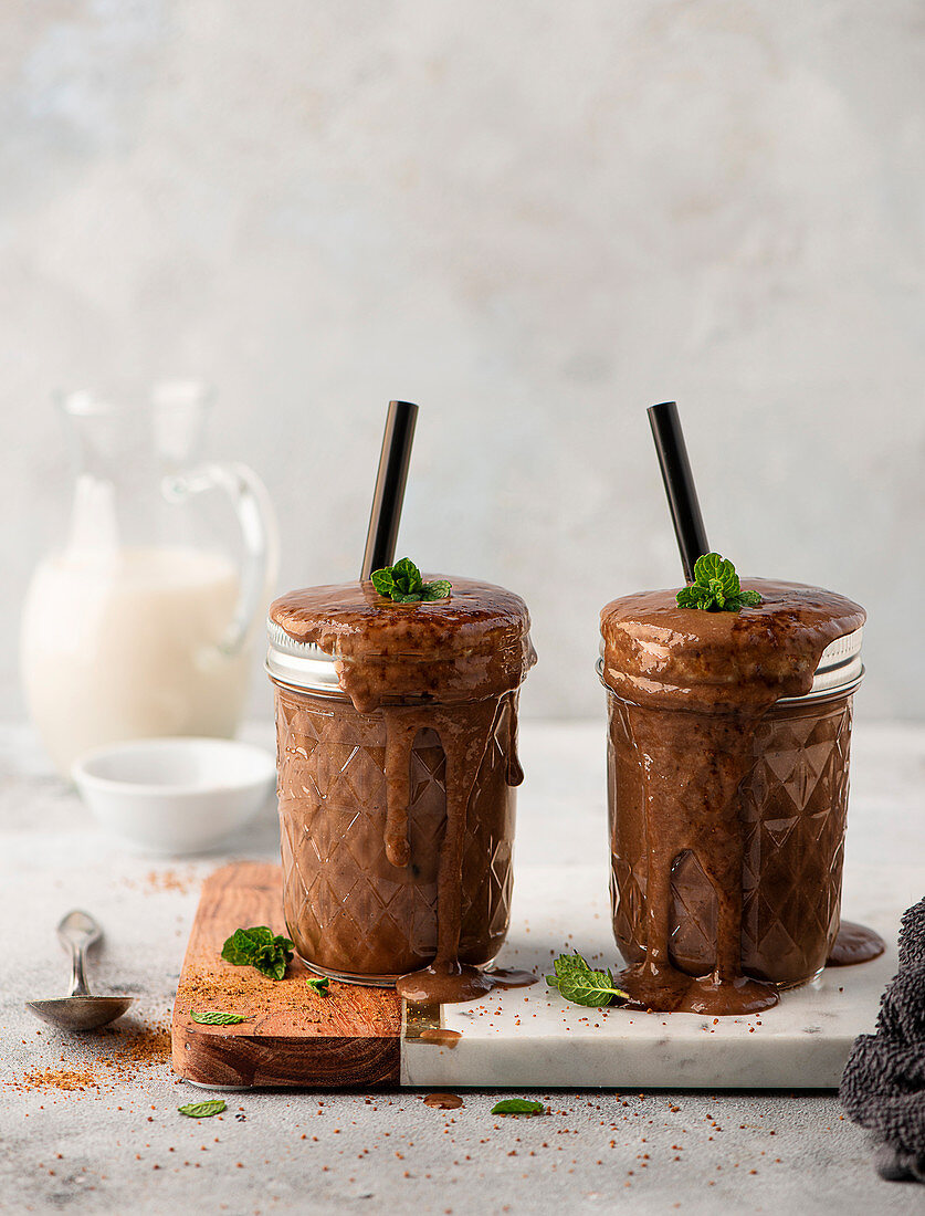 Avocado-cocoa smoothies