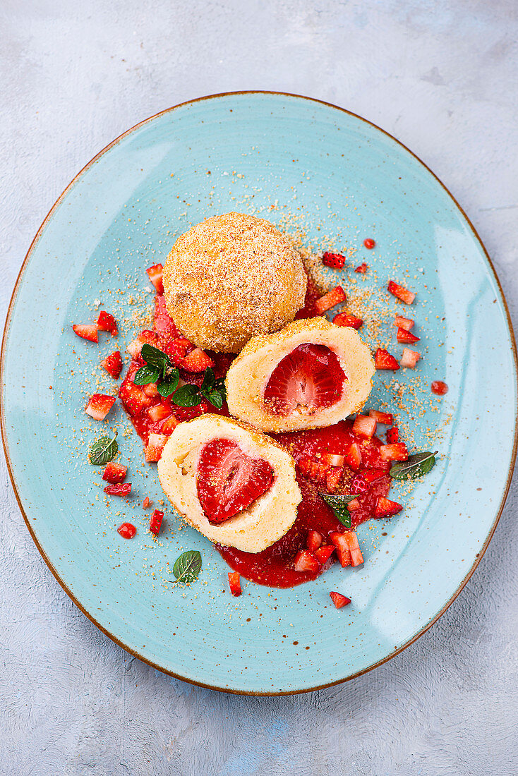 Erdbeerknödel mit Mandelbröseln