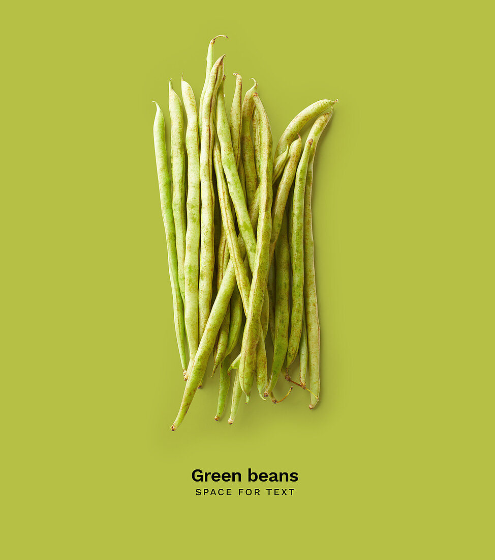 Grüne Bohnen auf grünem Hintergrund