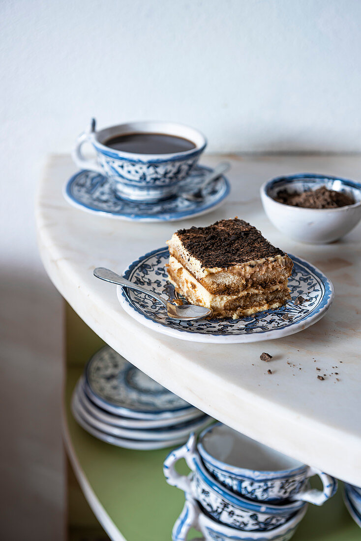 Ein Stück Tiramisu zum Kaffee