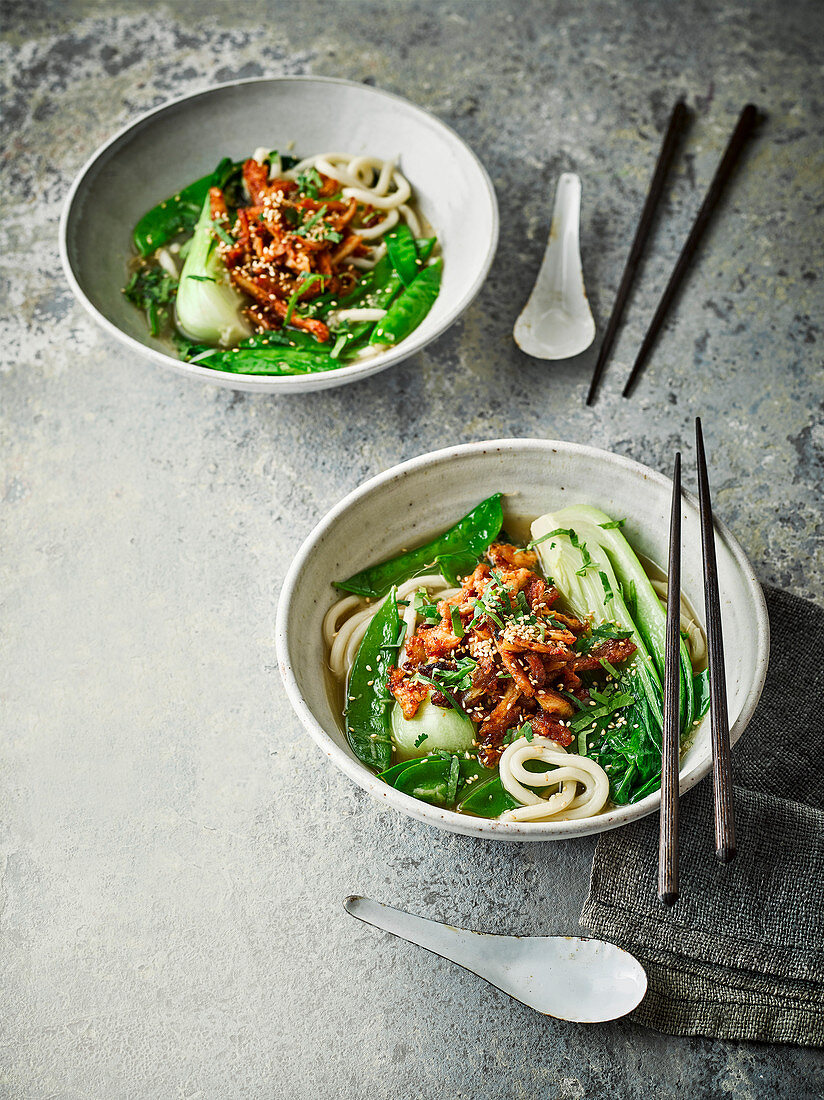 Nudelsuppe mit Miso, Gemüse und Chilihähnchen (Asien)