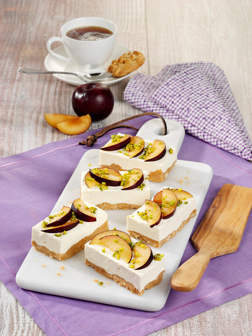 Peanut mascarpone slices with plums (raw baking)