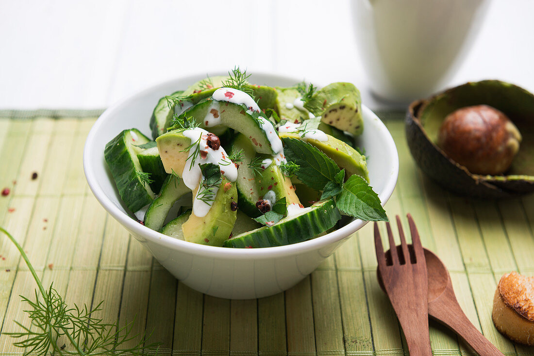 Avocado-Gurken-Salat mit Sojajoghurt-Minz-Dill-Dressing