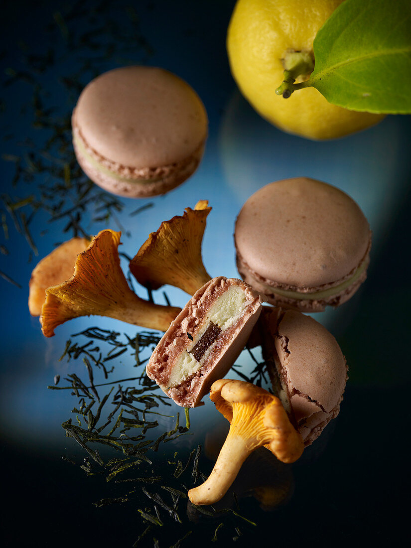 Macarons with green tea, chanterelles and lemon