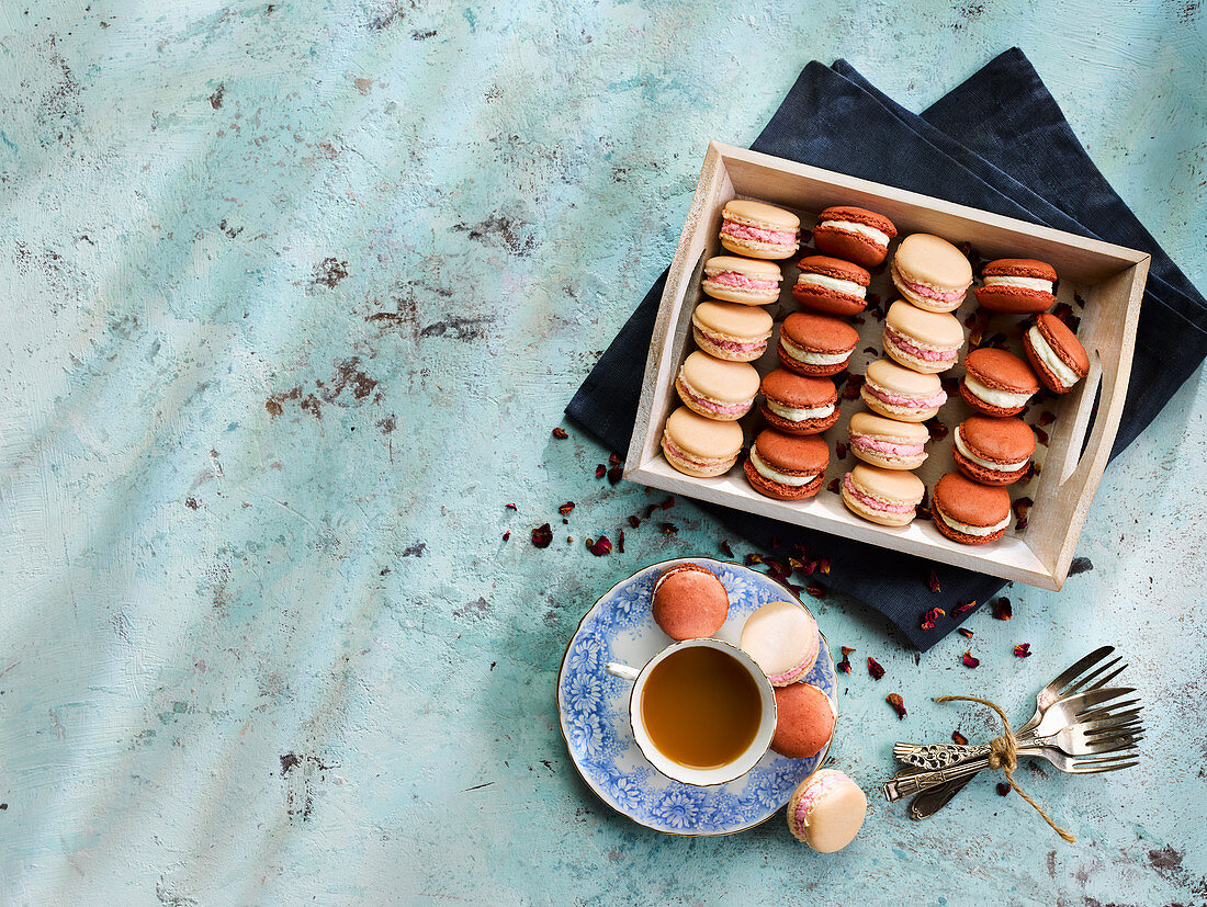 Macarons mit Rosenwassercreme