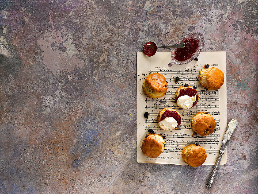 Scones mit Marmelade und Sahne