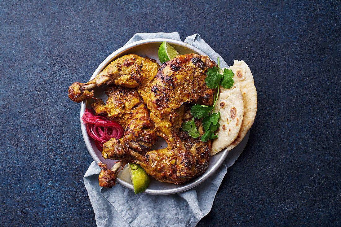 Mariniertes Tandoorihähnchen mit Naan, Limetten und Koriander (Indien)