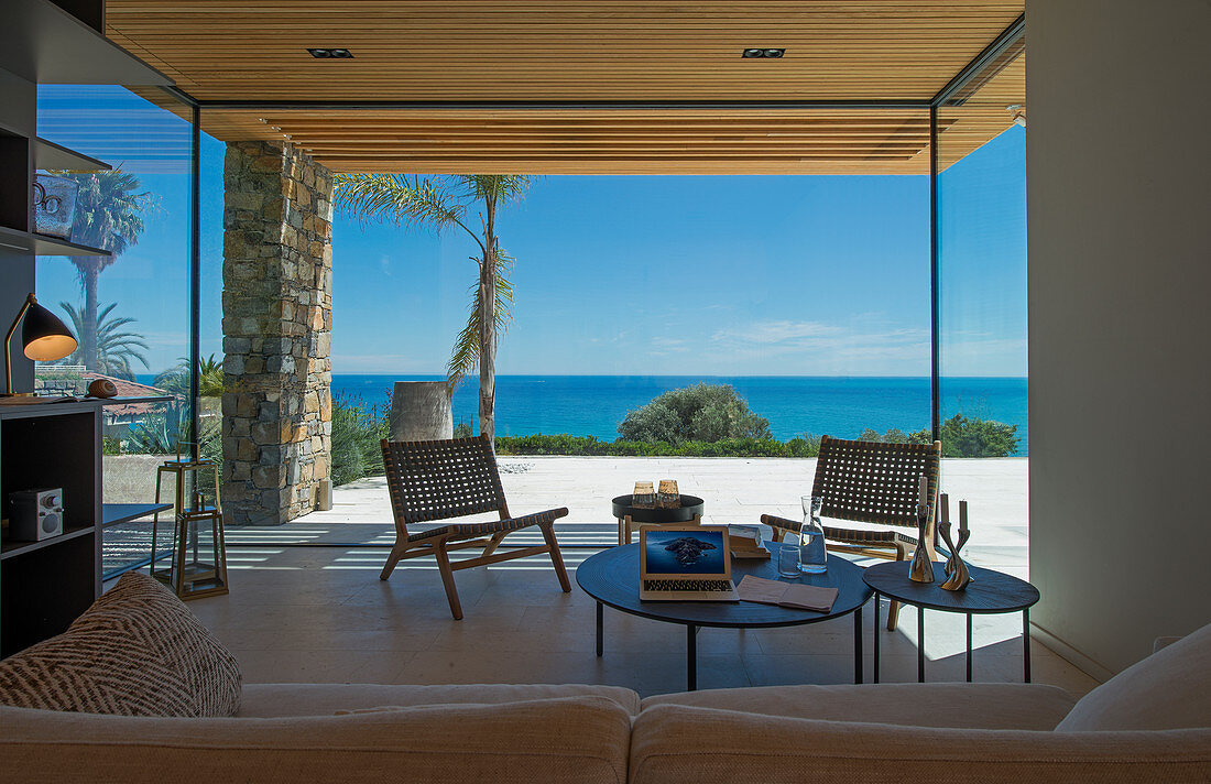 Wohnzimmer mit Erker im modernen Architektenhaus mit Meerblick