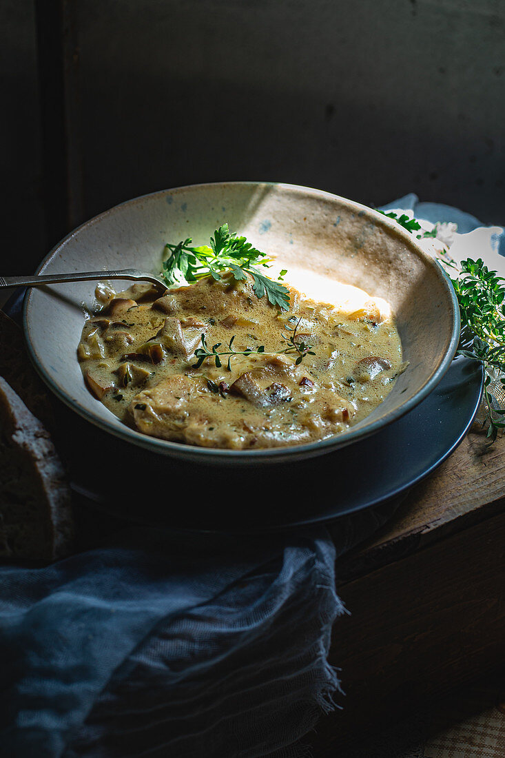 Chicken and mushrooms in the wine sauce