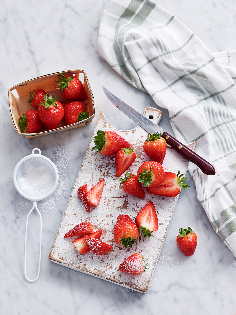 Frische Erdbeeren mit Puderzucker
