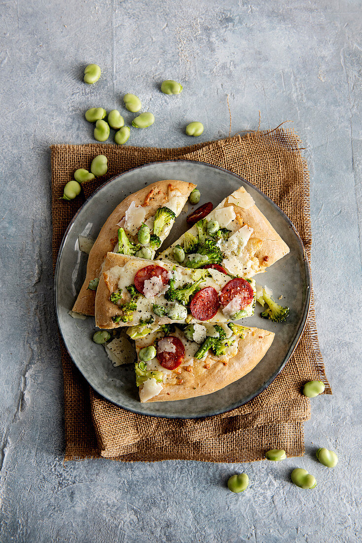 Weiße Pizza mit Mozzarella, Favebohnen und Salami