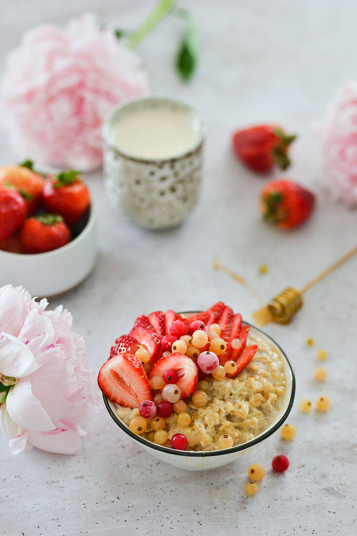 Haferflocken mit Erdbeeren und Johannisbeeren