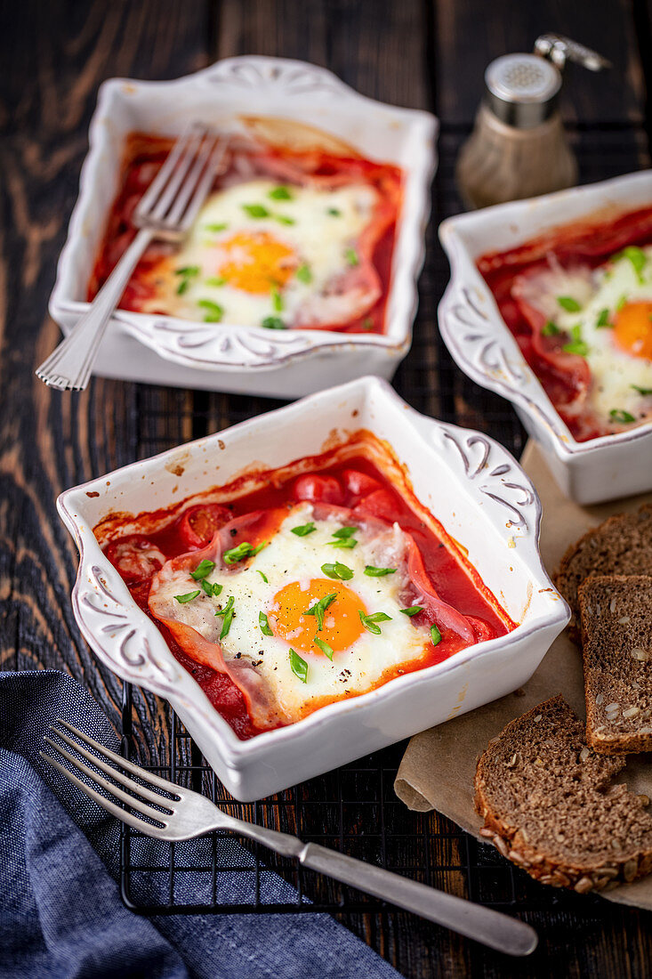 Egg bake with ham and tomatoes