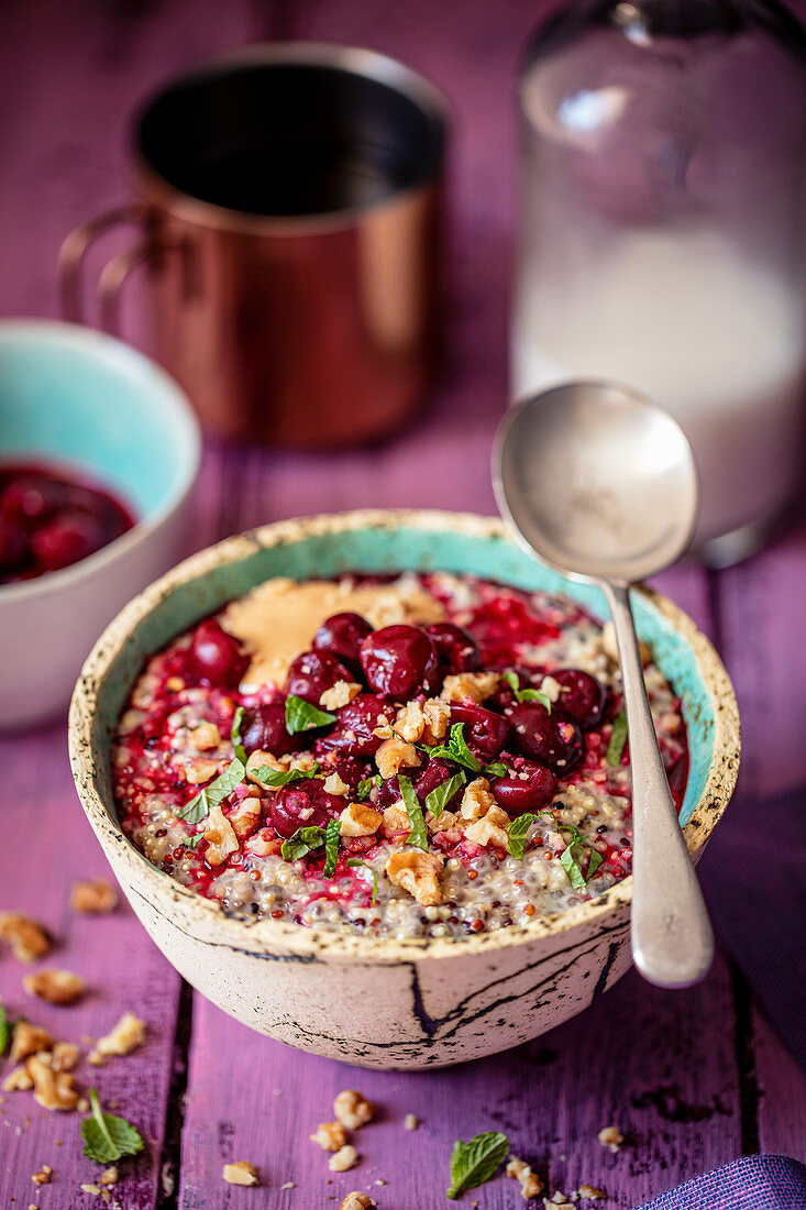 Quinoa-Porridge mit Erdnussbutter und Cranberries