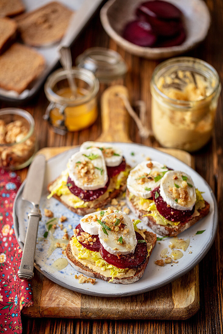 Bread with hummus, beetroot and goat s'cheese