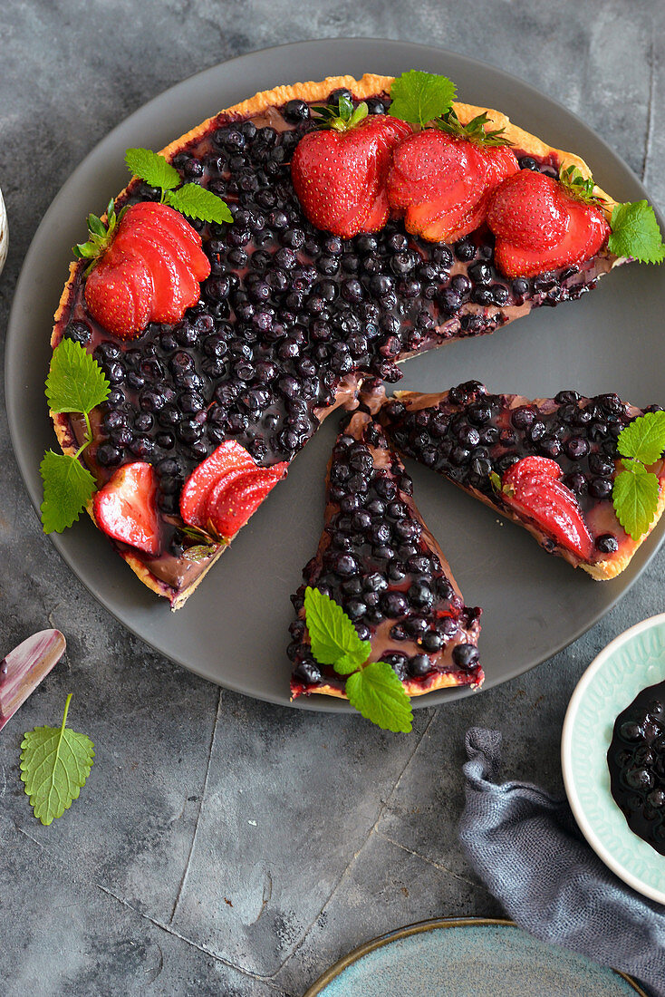 Blaubeertarte mit Erdbeeren