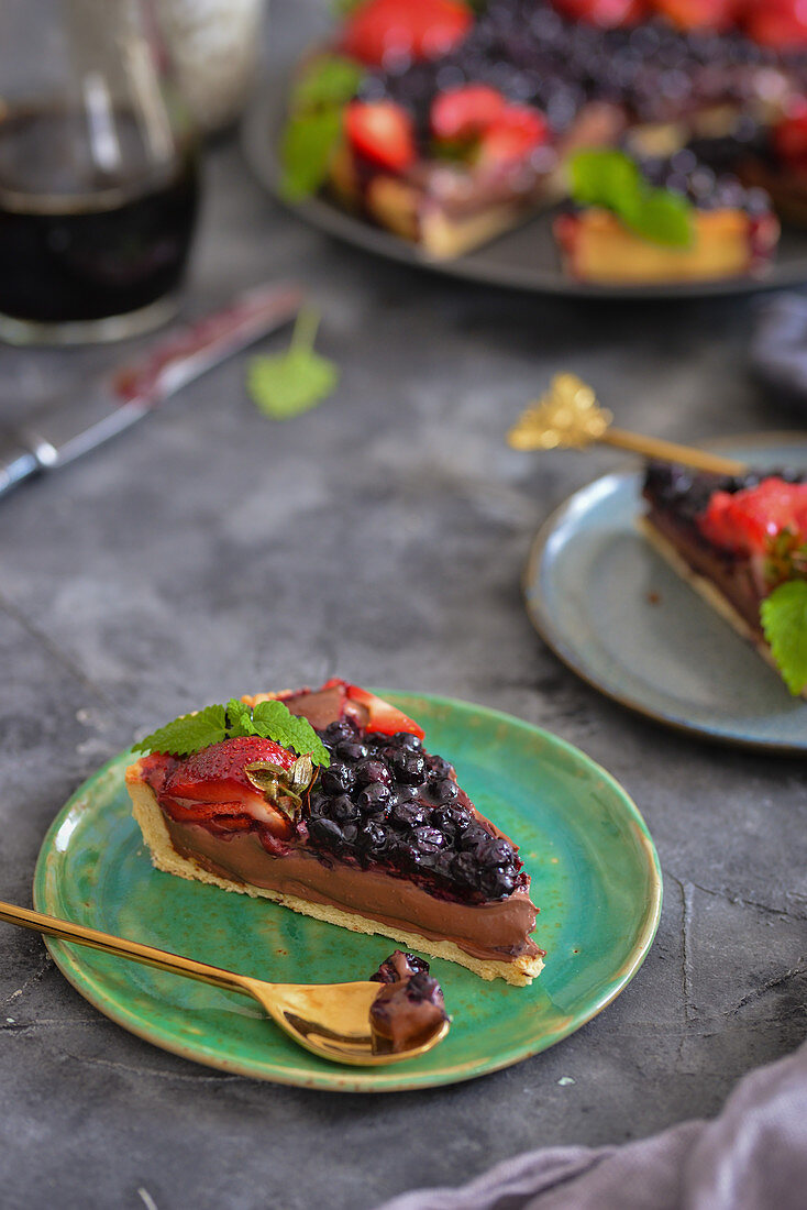 Schokoladentarte mit Blaubeeren und Erdbeeren