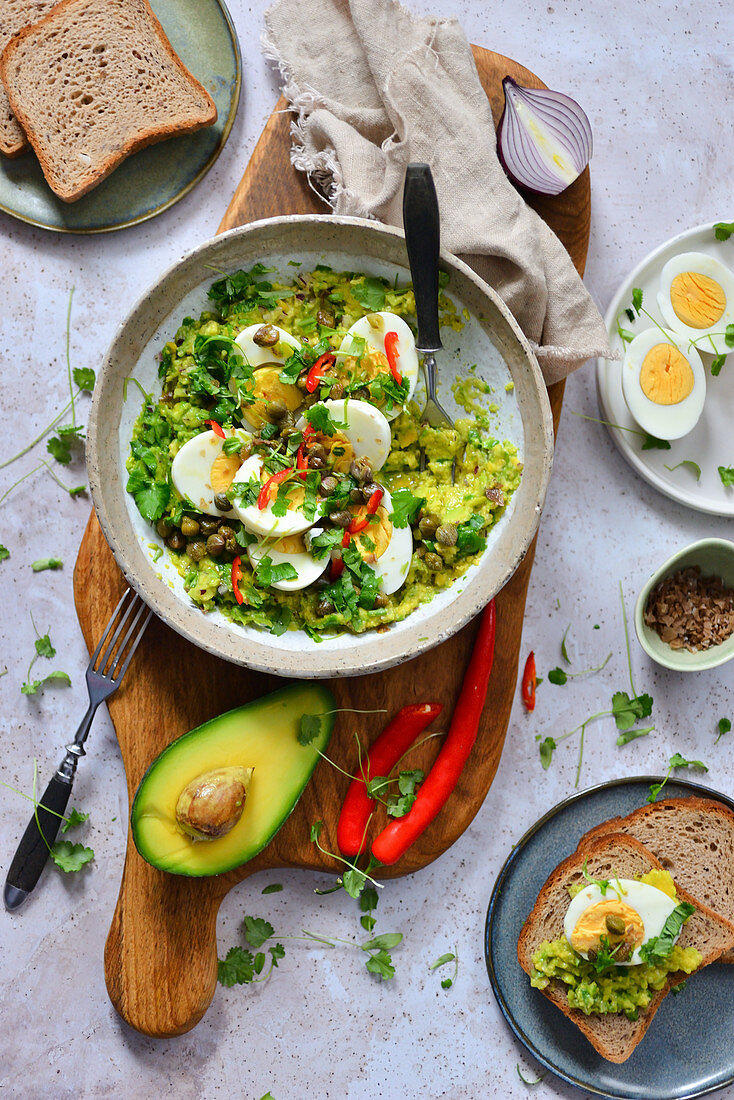 Salat mit Avocado, Eiern, Koriander und Chili