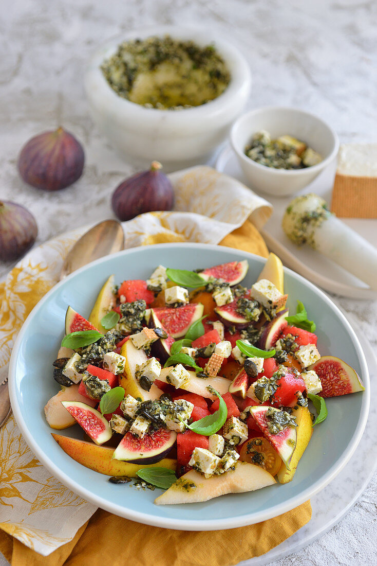Salad with figs, pears and blue cheese