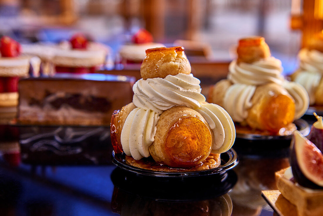 Saint-Honore-Törtchen in Auslage einer Patisserie