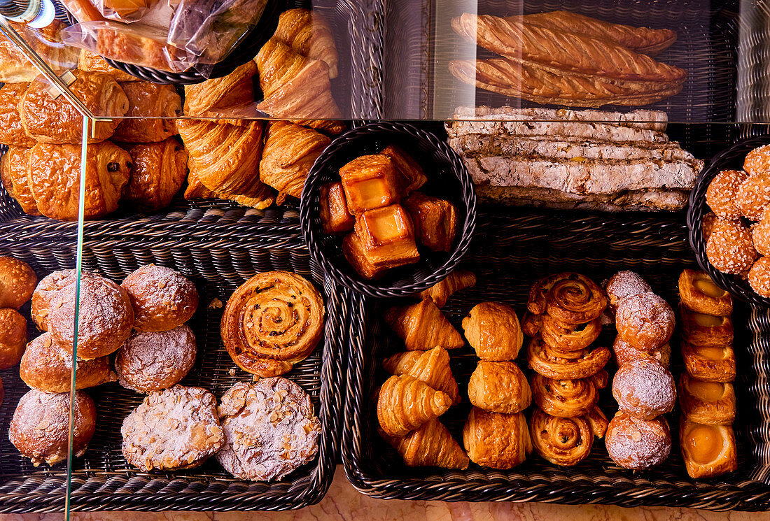 Gebäck in der Auslage einer französischen Boulangerie
