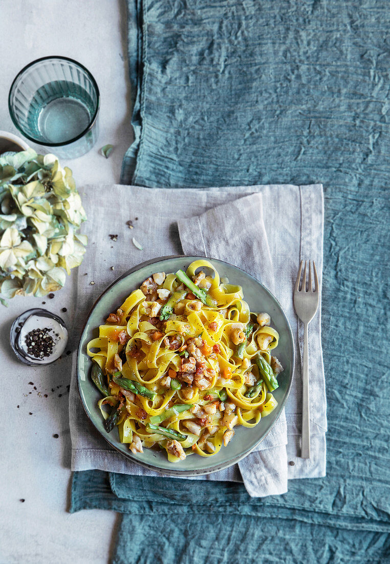 Tagliatelle mit Kaninchen-Spargel-Ragout