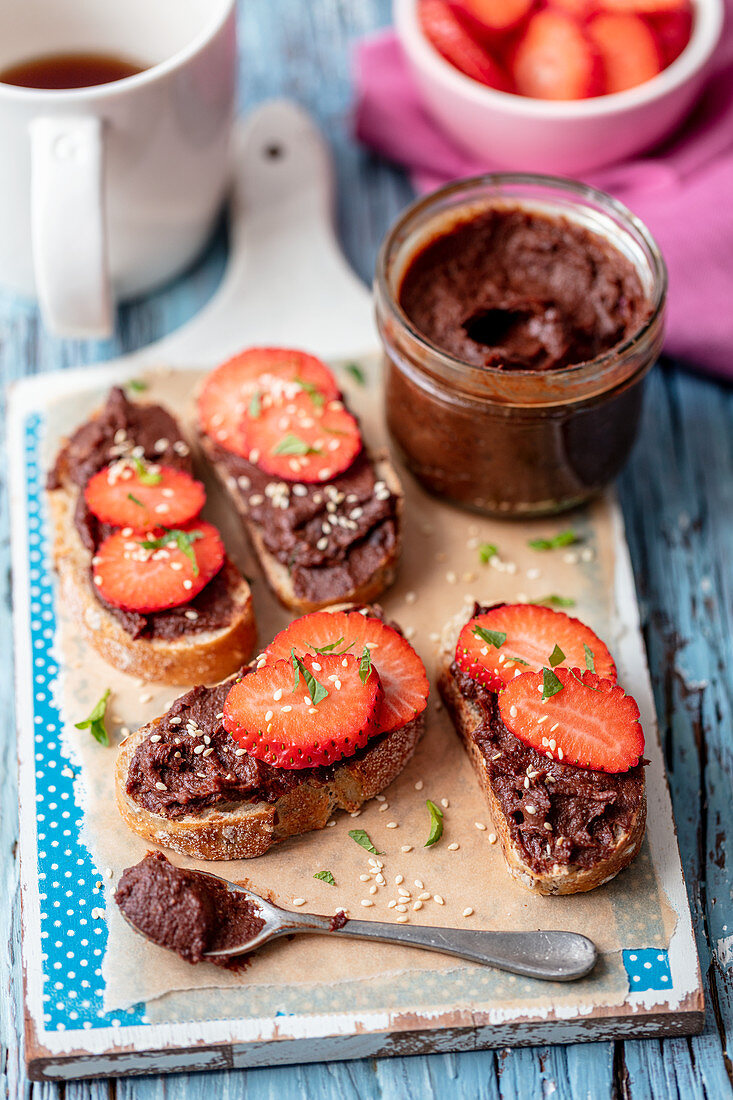 Schokoladencreme mit Erdbeeren auf Baguette