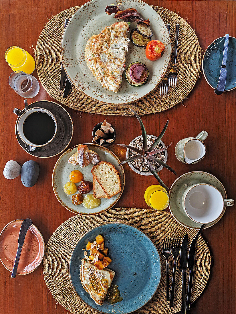 Frühstück mit Chili-Omeletts, Madeira Cake, Ananasmarmelade und Kaffee (Sansibar)