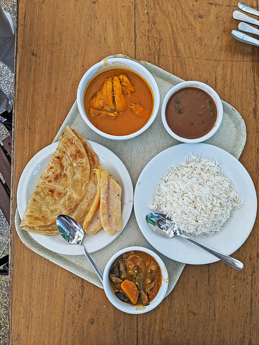 Eintopf mit Reis, Chapatis, Bohnen und Kokosbananen (Sansibar)