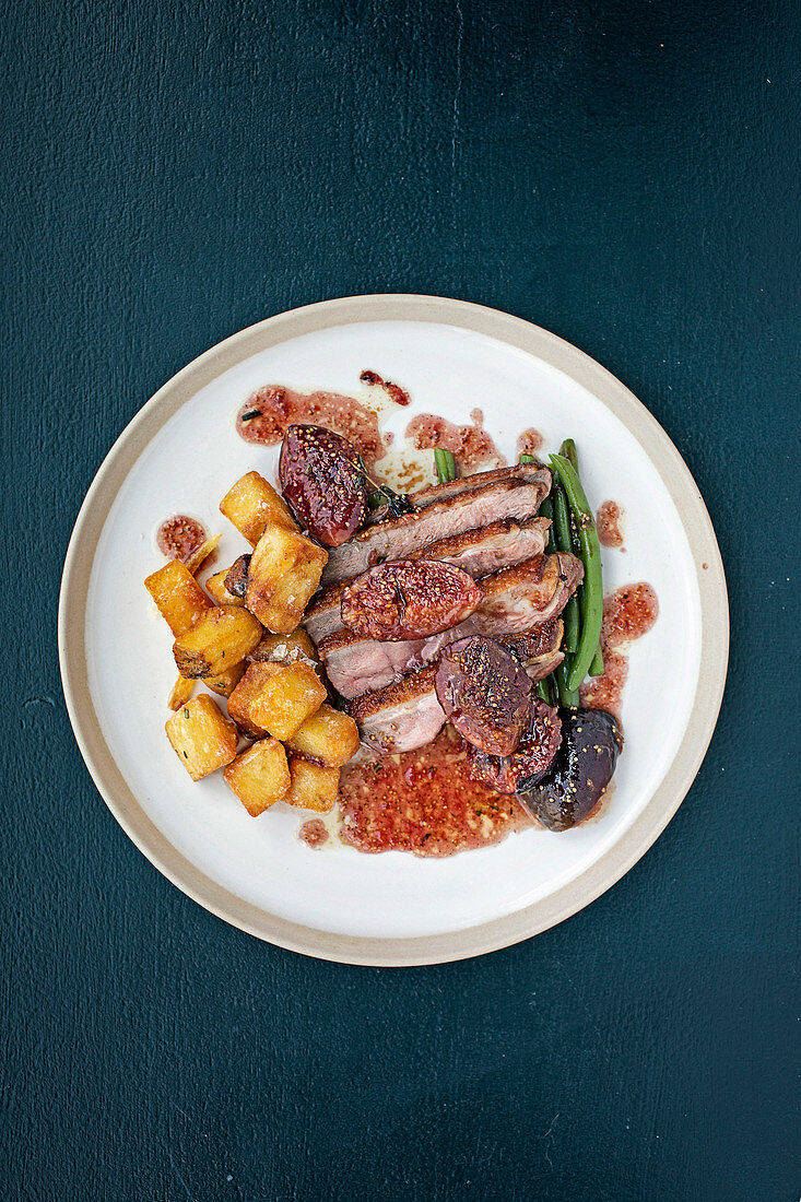 Roast duck breast with figs, rosemary and garlic fried potatoes