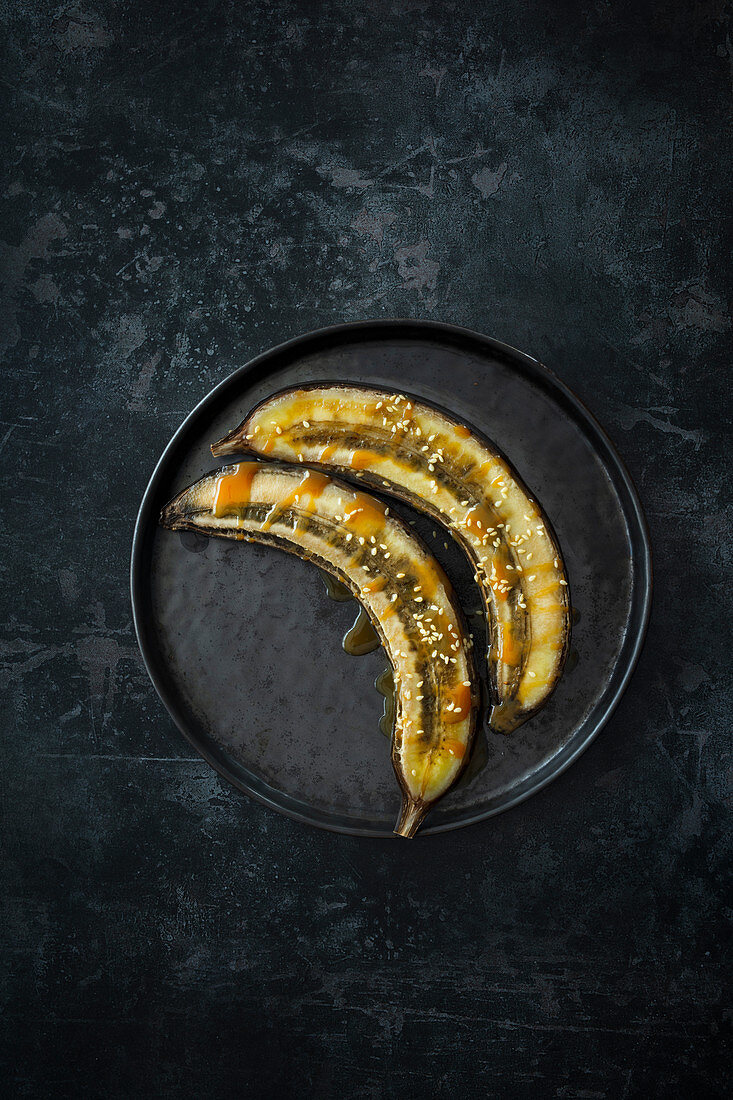Gebackene Banane mit Miso-Karamell
