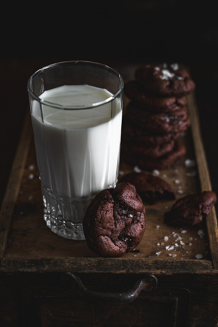 Brownie-Cookies mit Milch