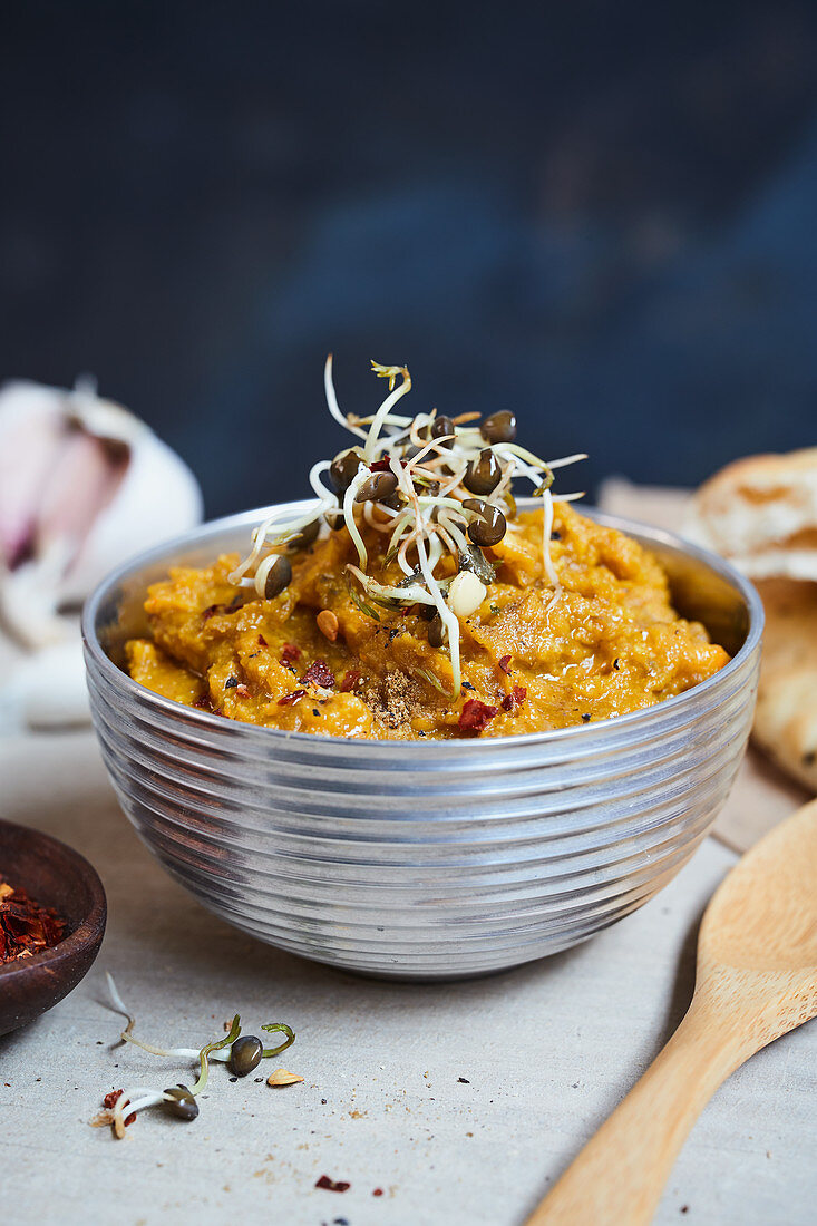 Linsen-Curry-Aufstrich mit Sprossen