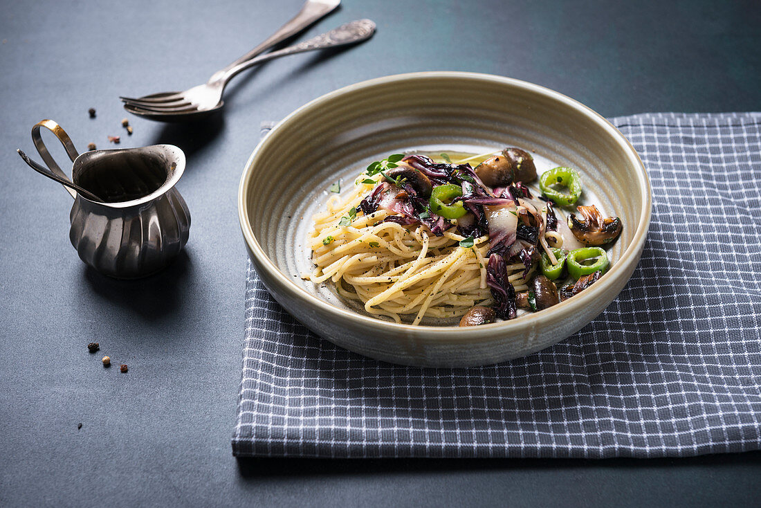 Spaghetti mit gebratenem Radicchio, Pilzen und Pfefferschoten