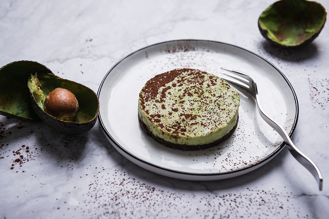 Veganer Rohkost-Avocadokuchen mit Dattel-Nuss-Boden