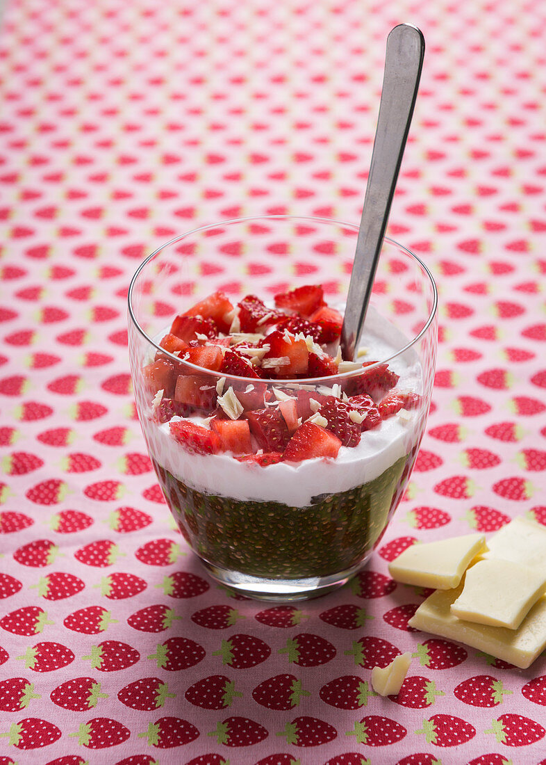 Matcha-Chia-Pudding mit weißer Reismilchschokoladen-Sahne und frischen Erdbeeren
