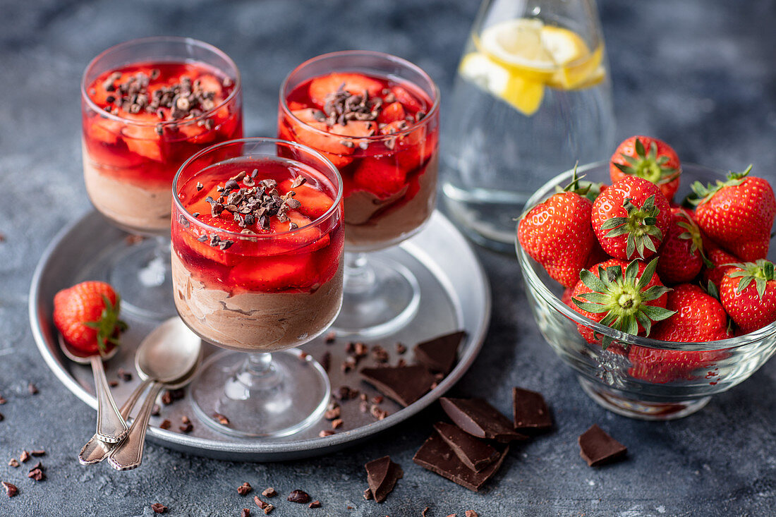 Schokoladen-Mascarpone-Käsekuchen mit Erdbeergelee