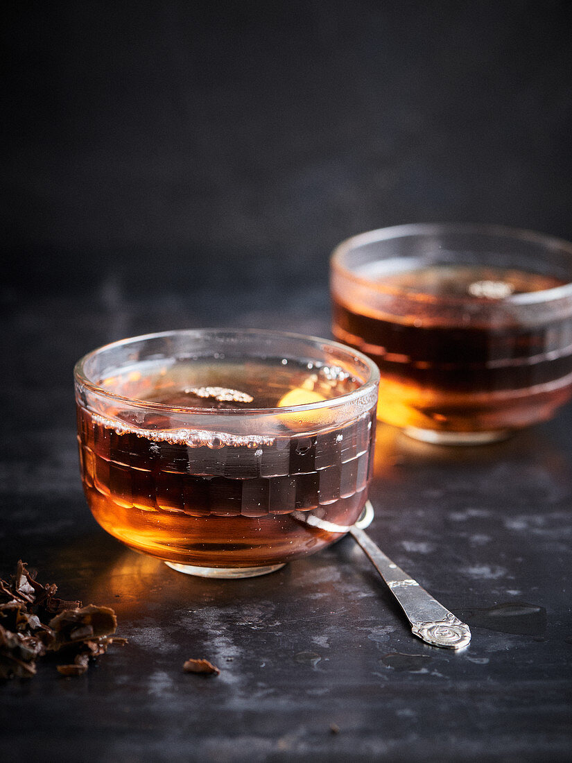 Zwei Tassen Tee vor dunklem Hintergrund
