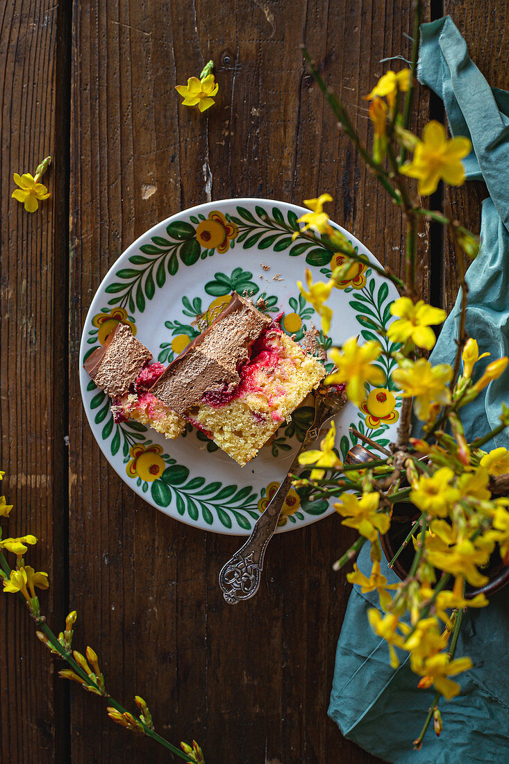 Ein Stück Kirsch-Schokoladen-Kuchen