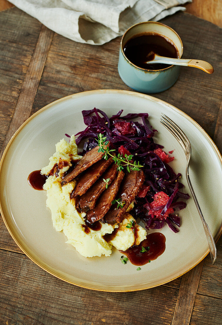 Gänsebrust mit Püree, Rotkohl und Bratensauce