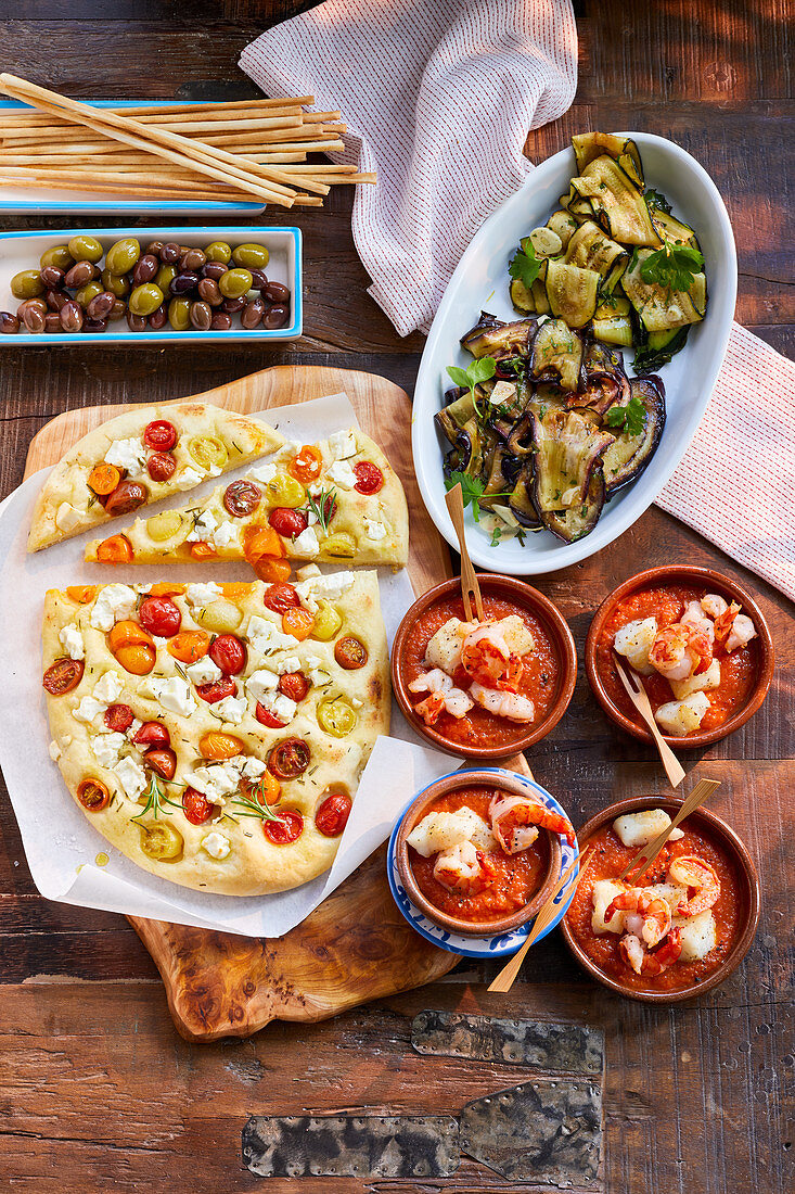 Focaccia mit Tomaten, marinierte Aubergine und Seafood