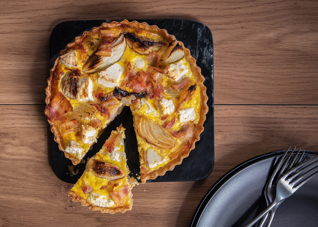 Zwiebel-quiche mit Feta