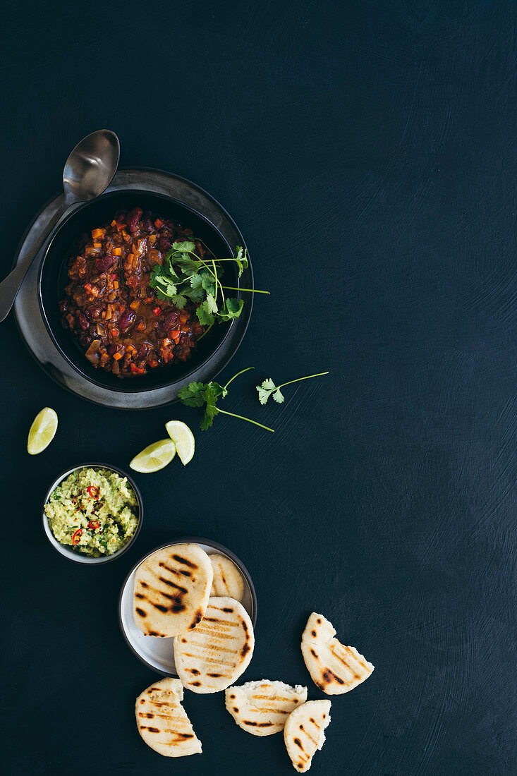 Chili con Veggie mit gerösteten Pitas und Guacamole