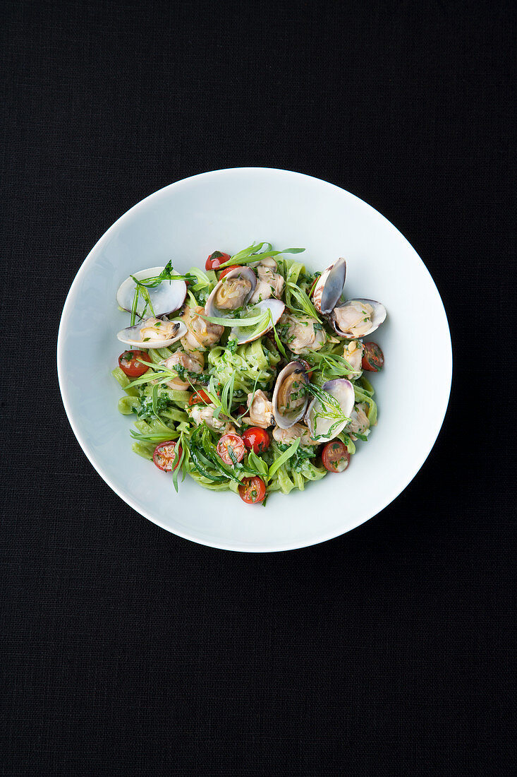 Tarragon linguine with clams and garlic chives