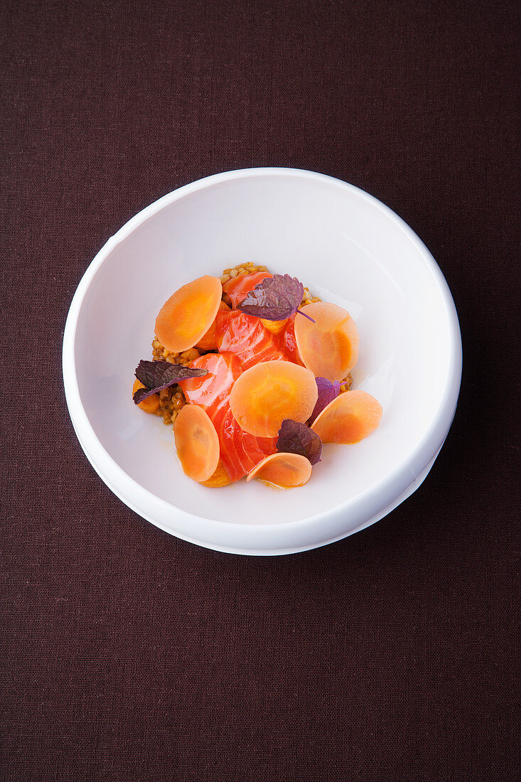 Lachs-Orangen-Sashimi mit Karotten-Taboulé und Aniskraut